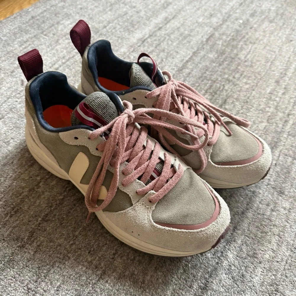 Veja Women's Venturi Sneakers - Picture 6 of 7